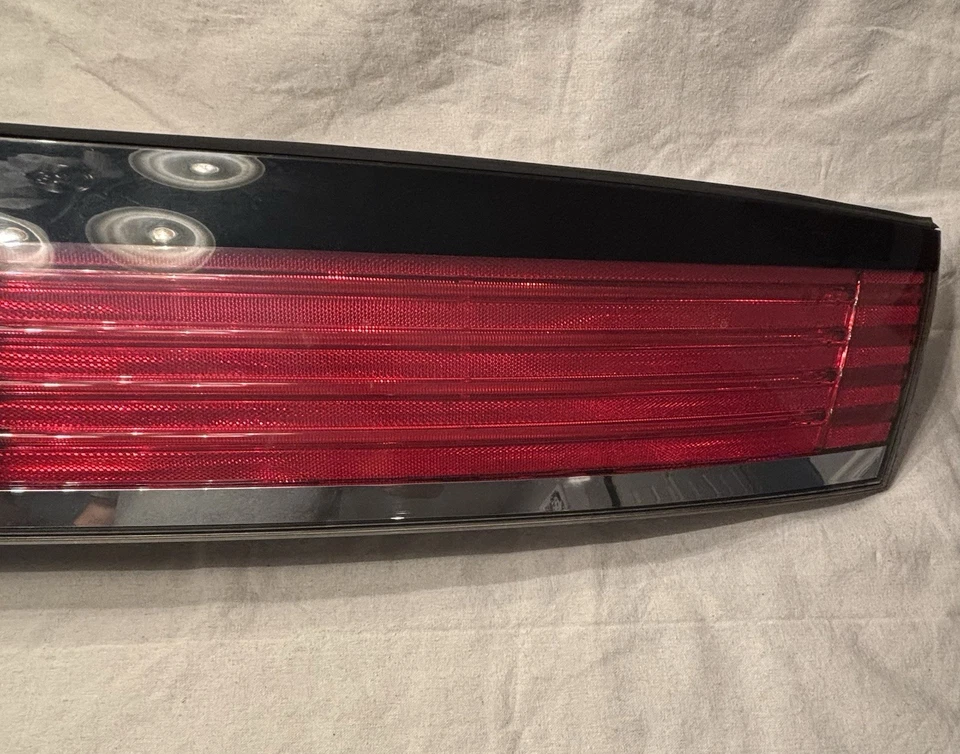 Lincoln MKX Rear Center Tailgate Taillight Tail Light Lamp 2007 2008 2009 2010 - Image 3 of 4