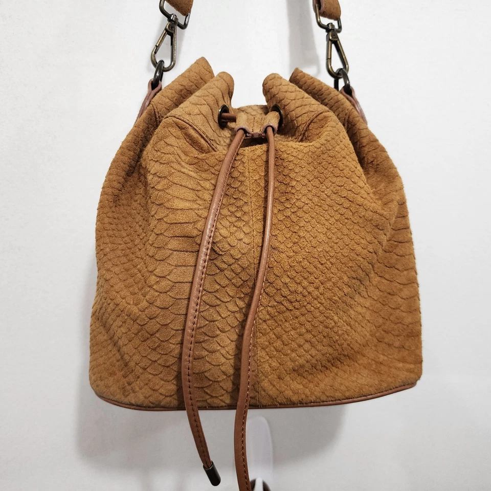 Bolso cubo de hombro de gamuza de lavandería chino con cordón marrón caramelo Foto 3 de 4