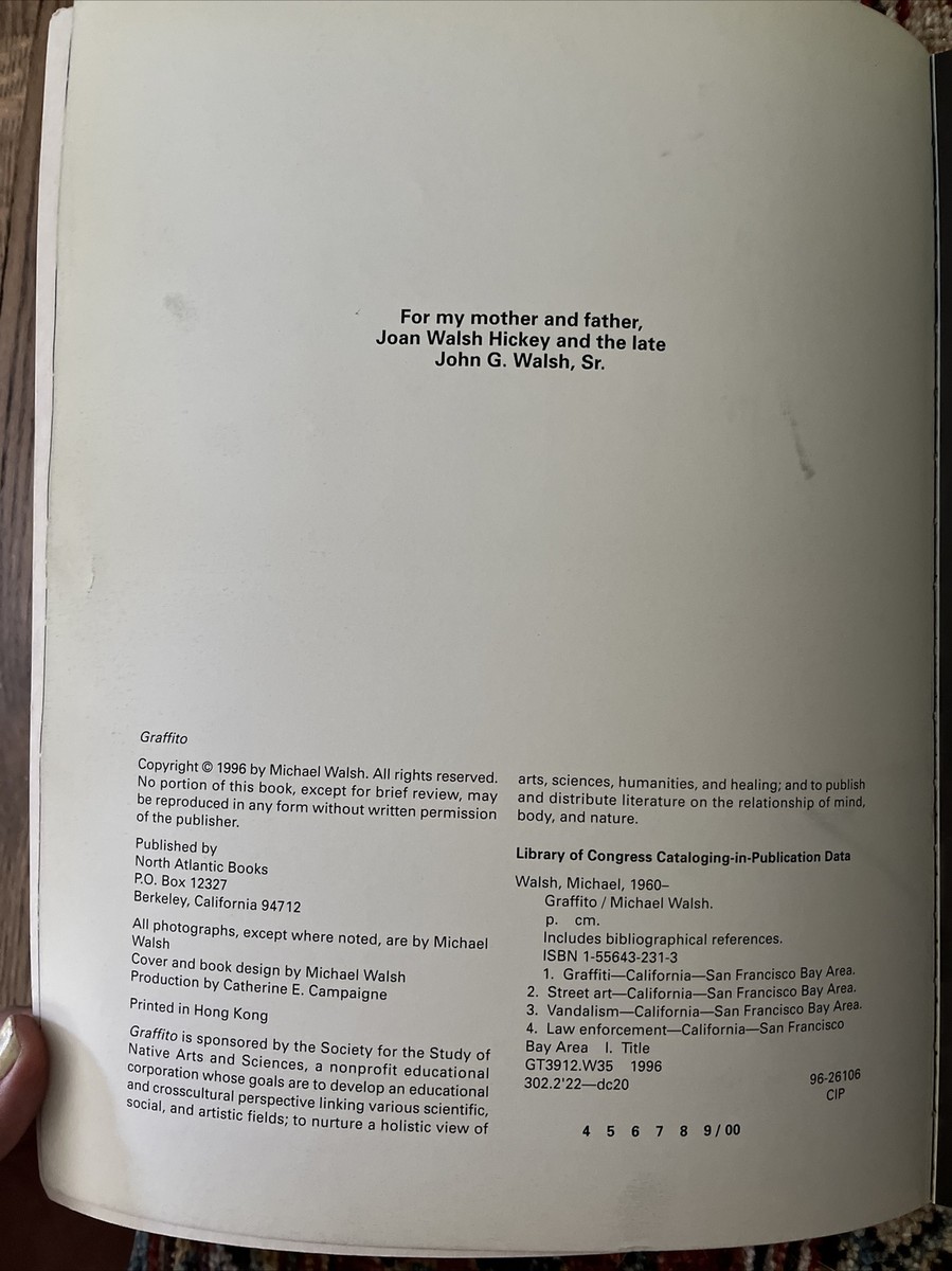 Graffito (paperback)-Walsh, Michael-1556432313 1996 Very Good