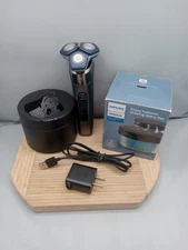 USED Philips Norelco Wet/Dry Electric Shaver Series 7000 S7887 2 Pods Charger