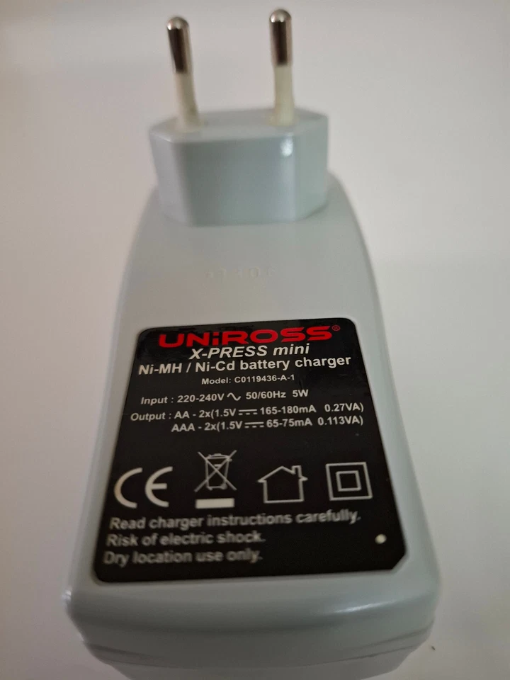 Uniross X-press Mini Ladegerät mit 2 Batterien - Bild 3 von 4