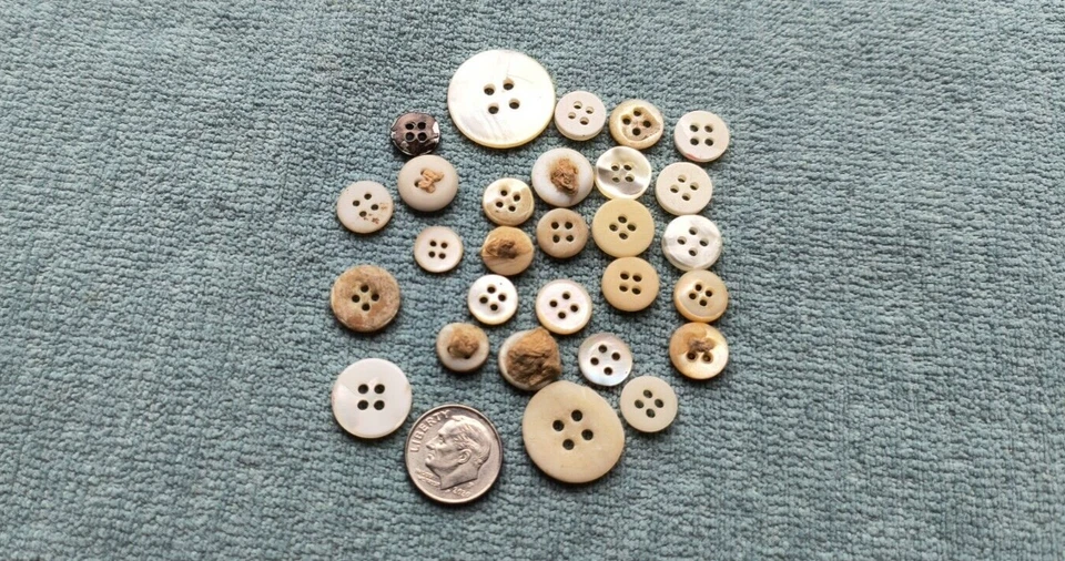 Винтажная антикварная перламутровая швабра с маленькими и детскими пуговицами и 4 отверстиями круглый лот из 30 - Изображение 4 из 4