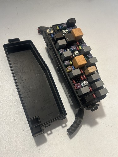 2008-2009 Saturn VUE 3.5L OEM Fuse Box Relay Panel Junction Assembly 07527D - Picture 2 of 12