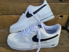 Zapatillas deportivas bajas blancas y negras Nike Air Force 1 para hombre talla 11 A02423-101 en muy buena condición