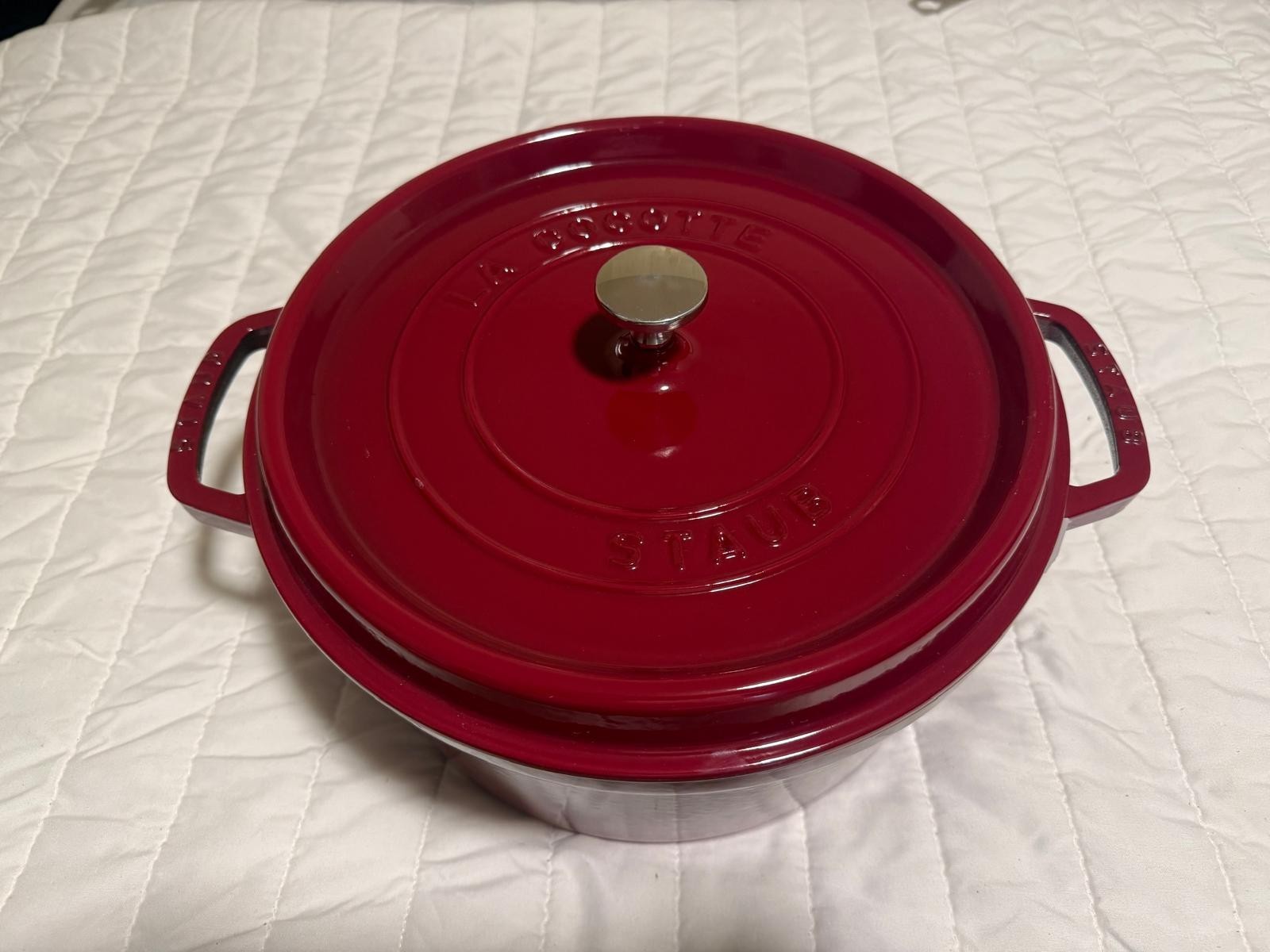 Staub Cast Iron 7 qt, Round, Dutch Oven -Cranberry