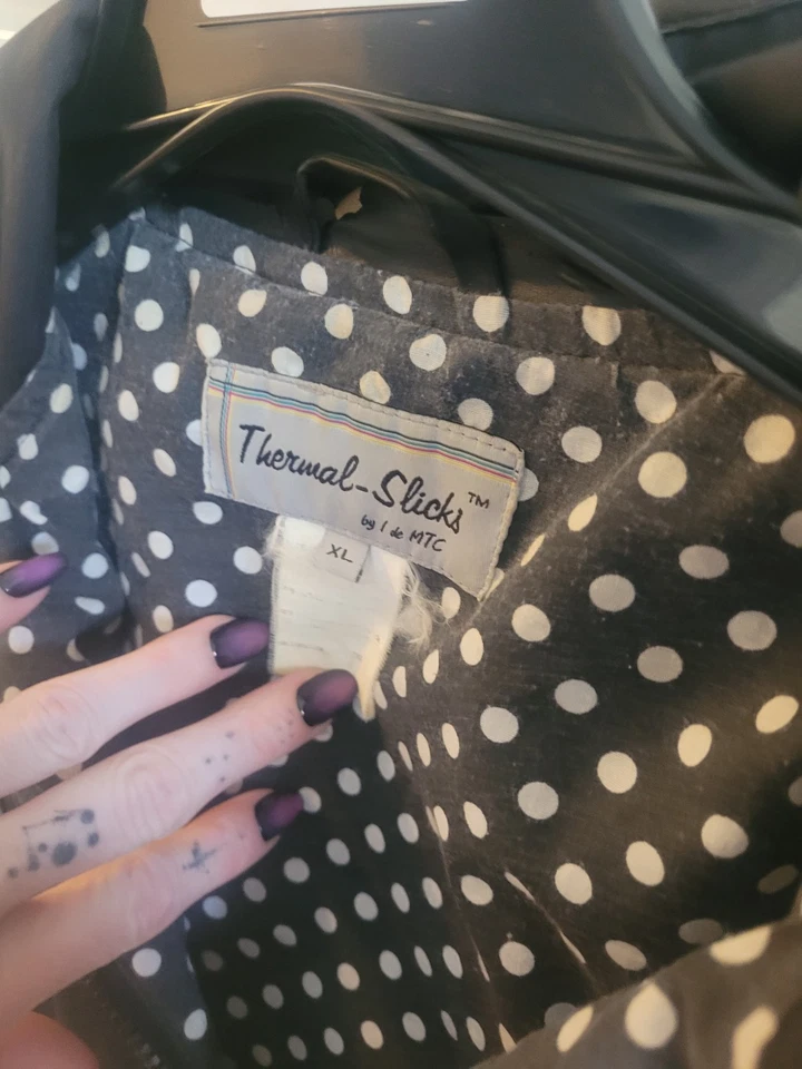 Chubasquero negro con capucha y lunares internos Foto 3 de 3