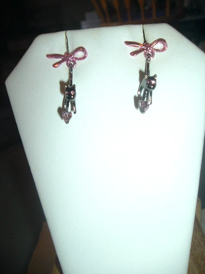 BRINCOS PERFURADOS 3D GATOS ESMALTE CINZA PENDURADO/ROSA - NOVO COM ETIQUETAS - Imagem 3 de 4