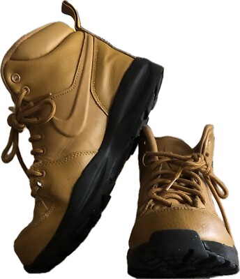 Nike Manoa Mid Wheat, Youth Size 6.