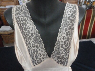 jolie combinaison&fond de robe vintage jolie dentelle T 52/54 ref 6C650