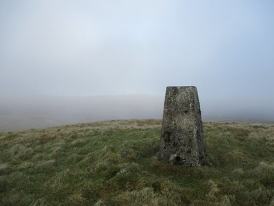 Foto A2 Trigpunkt auf irischem Recht Feuside Hill The coat of white paint wh c2020