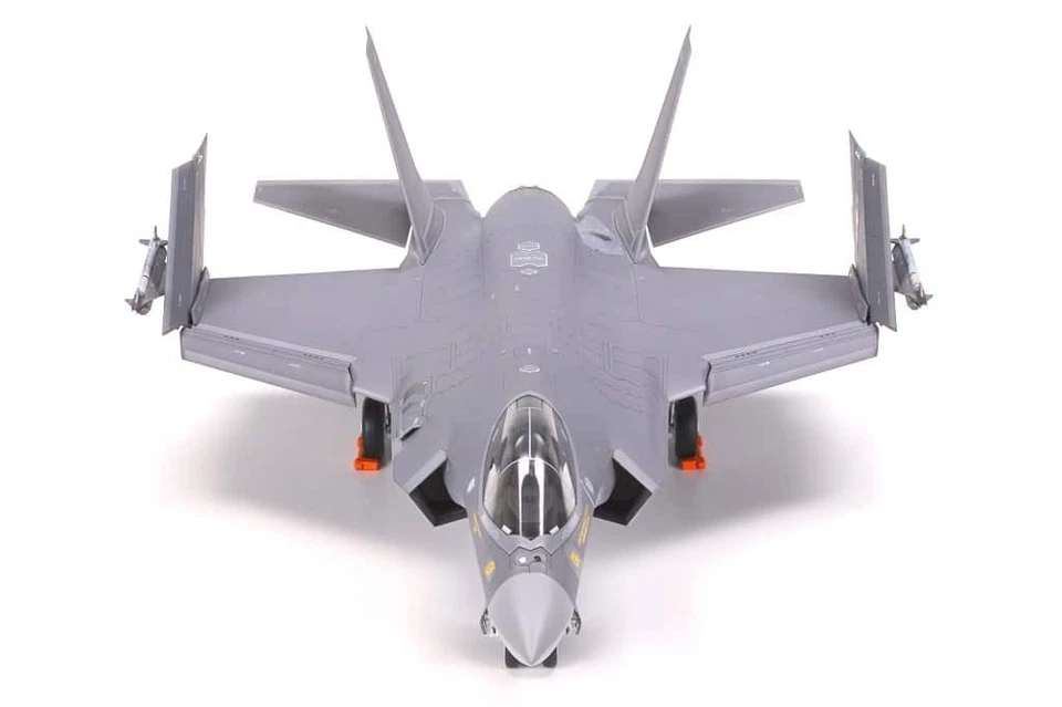 Tamiya 60794 Lockheed Martin F-35C Lightning II Kit Montaggio 1/72 - Immagine 2 di 4