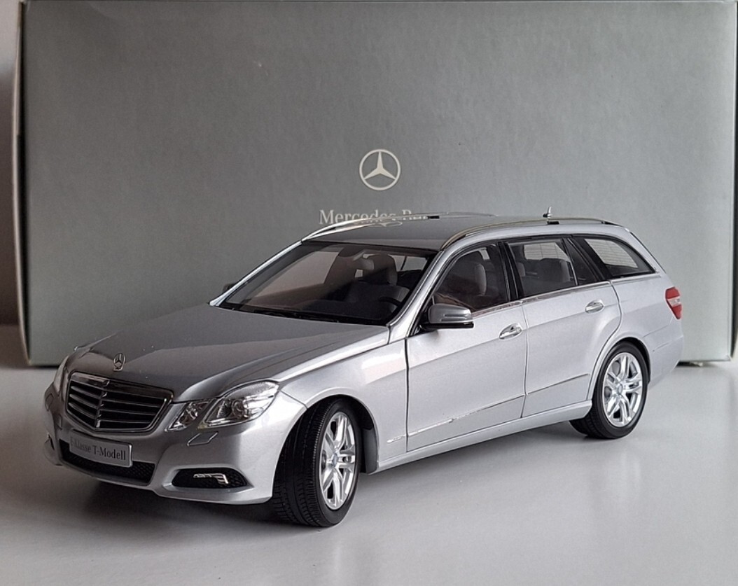 ベンツ　Mercedes-Benz E-Klasse T-Modell ミニカー Mercedes-Benz E-Klasse T-Model 2003 Schwarz Minichamps 400