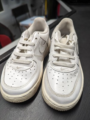 Nike Air Force 1 Kinder dreifach weiß GRÖSSE 11 Turnschuhe guter sauberer Zustand 