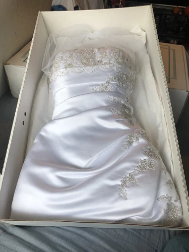 Daves Bridal Wedding Gown Preservation Size 6 White.
