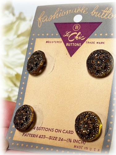 Vintage Le Chic 4 Pierced Gold Black Shank Buttons on Card 1940s NOS - Picture 3 of 3