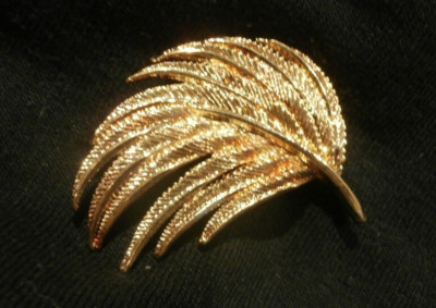 HELLE & FUNKELNDE GOLDFARBENE 2-FARBIGE METALLFEDER ANSTECKNADEL BROSCHE