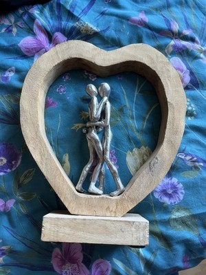 Deko Ständer Herz aus Mangoholz mit Paar Figur Aluminium silber