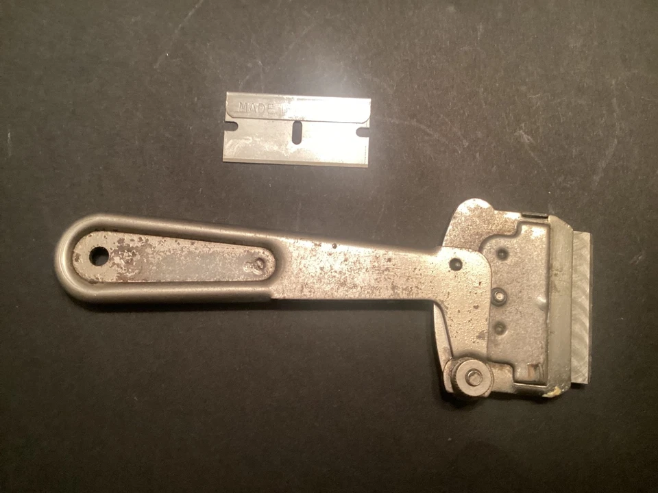 VINTAGE RED DEVIL JAK-NIF RAZOR FOLDING SCRAPER, No. 3213 w/ EXTRA BLADE § - Image 3 of 4