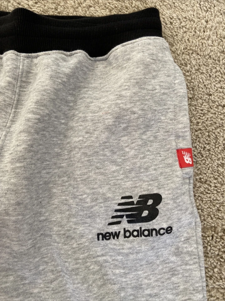 Chicos New Balance Joggers Gris Con Borde Negro Talla Mediana 10-12 Foto 3 de 4