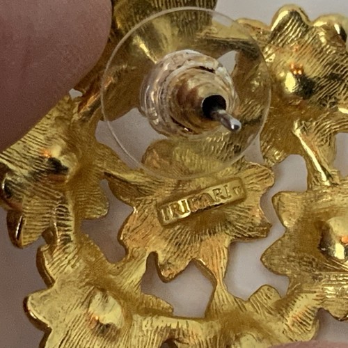 Pendientes Trifari Vintage Cristal Rosa Tono Oro Flor Post Firmados - Imagen 6 de 7