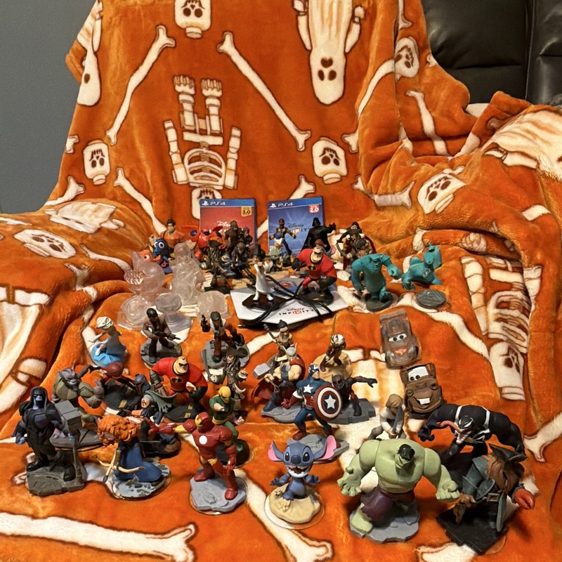 Disney Infinity PS4 Lot: 2.0 & 3.0 Games, Base, Figures Stitch Hulk Vader