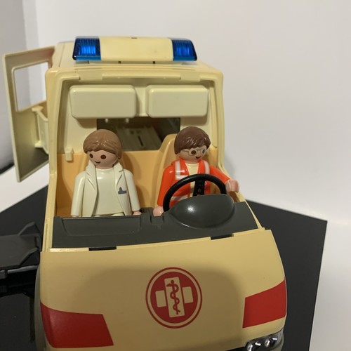 Vintage 2004 Playmobil 4221 Ambulance w/ Working Lights + 7 Figures - Picture 6 of 13