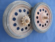 2 Roues voiture à pédales... jouet ancien enfant métal pneus  D. 19 cm