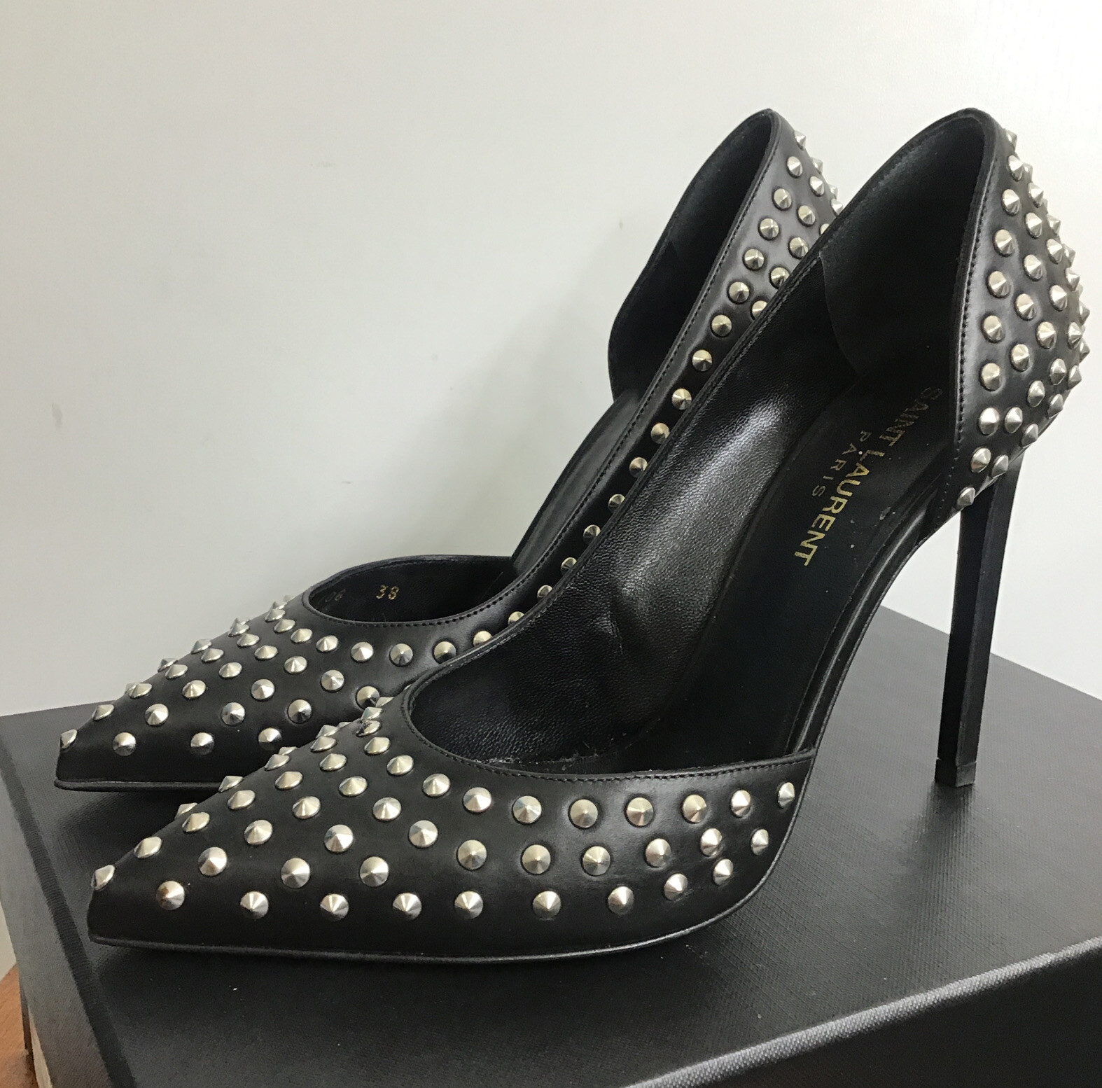 Pump Saint Laurent pelle nera borchie punta a spillo punta con scatola 38