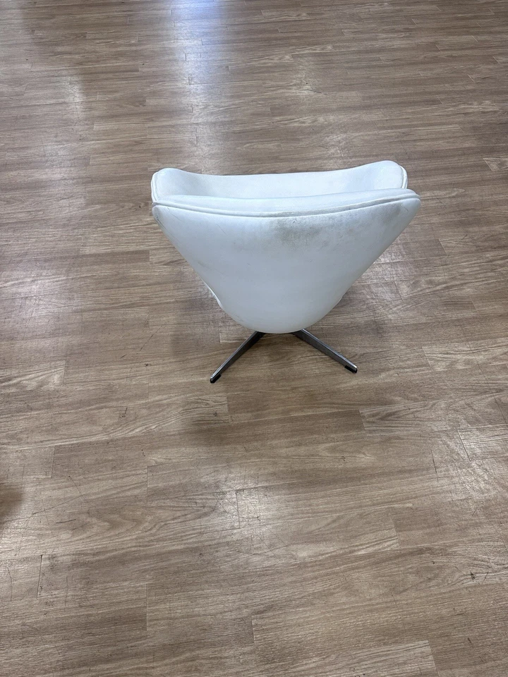 Silla giratoria de cuero blanca moderna de mediados de siglo Foto 4 de 4