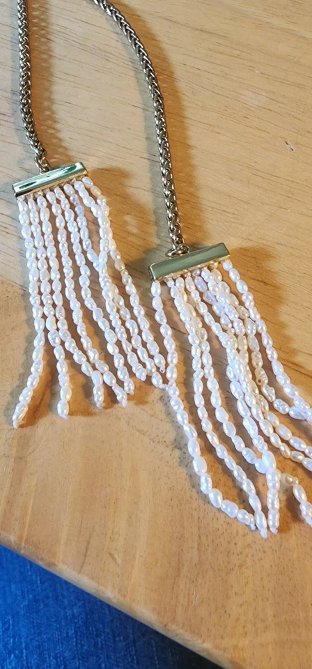 Ann Taylor Goldtone estilo Lariat com franja branca de pérolas de água doce - Imagem 2 de 3