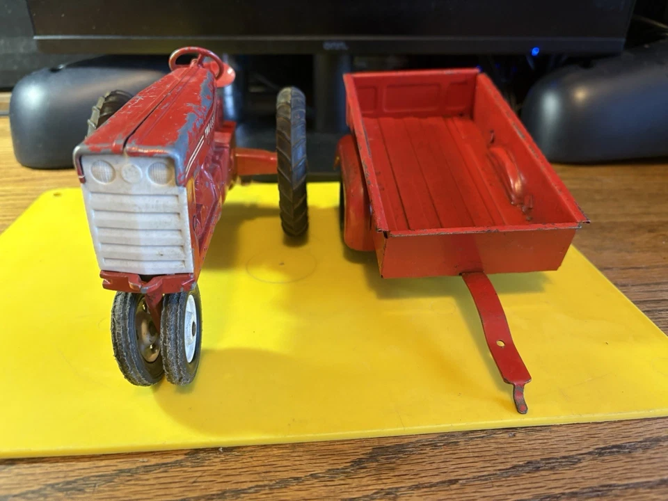 Винтажный 1960-е Tru-Scale 1:16 Красный Игрушечный Трактор + Универсальный Прицеп Хорошее Оригинальное Состояние - Изображение 4 из 4