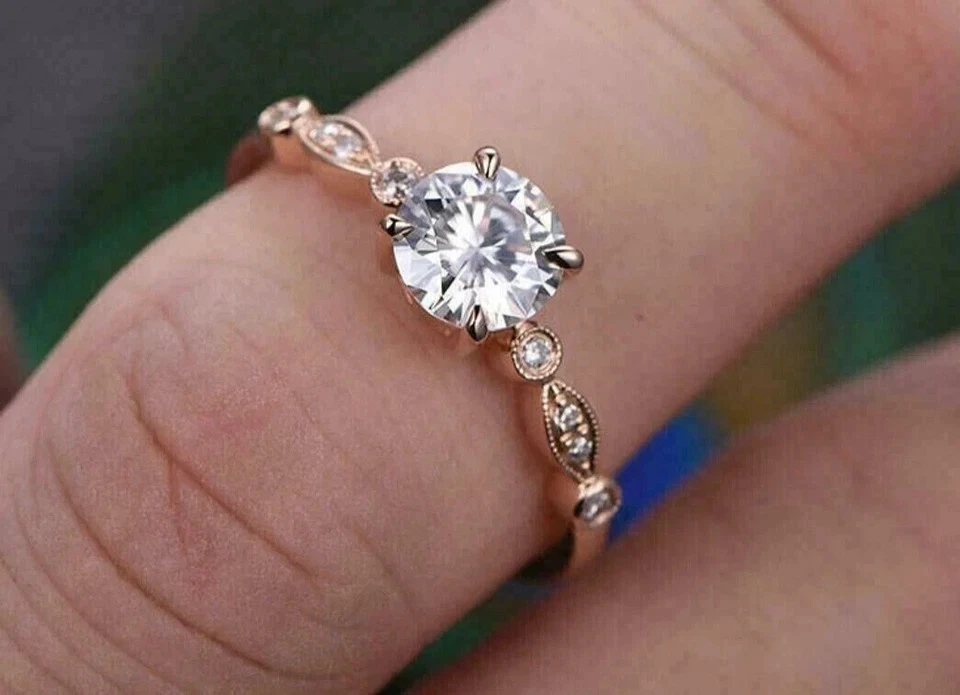 Anillo de compromiso para mujer de diamantes de corte redondo de 2 quilates enchapado en oro rosa de 14 k Foto 2 de 4