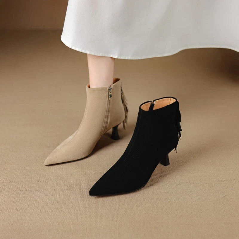 Botas al tobillo de cuero gamuza punta puntiaguda con borlas para mujer Foto 4 de 4