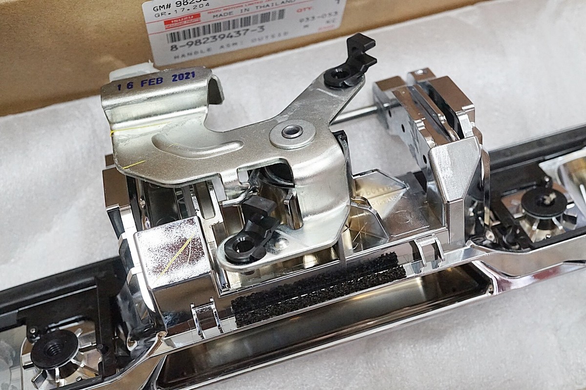 8-98239437-3 Tailgate Handle With Camera Hole For Isuzu D