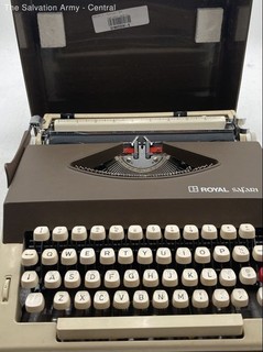 Royal Safari Brown Cream Portable Manual Typewriter With Case