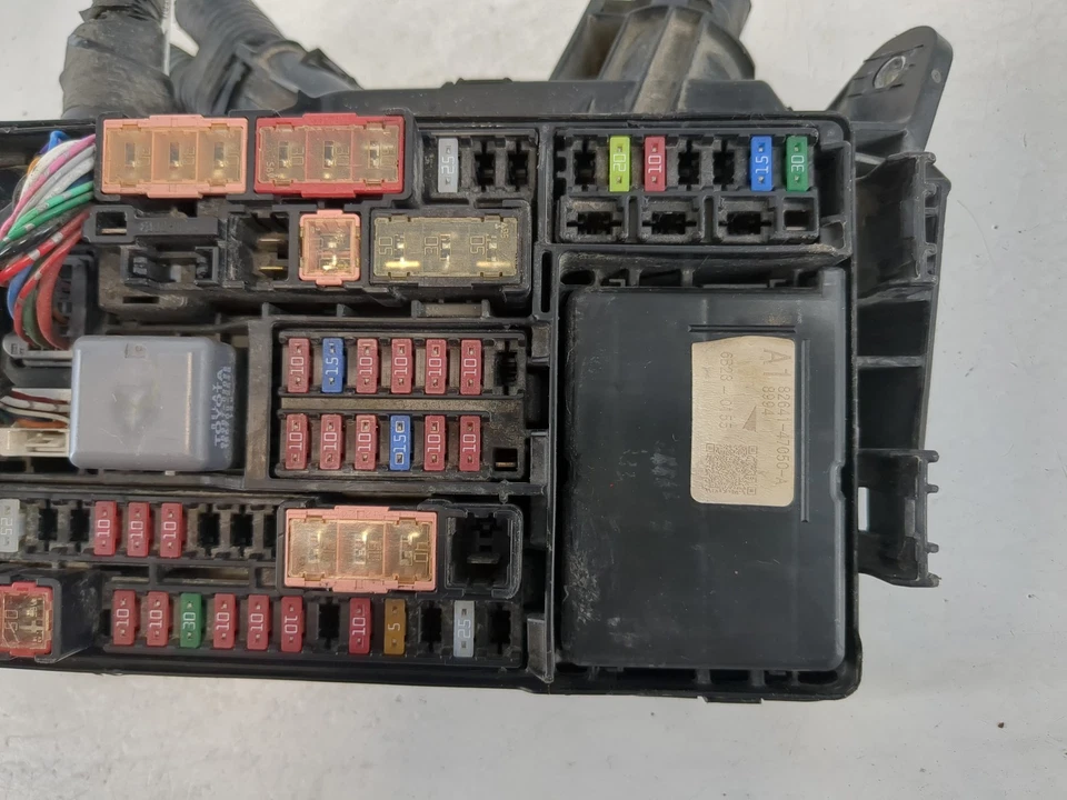 2016-2018 Toyota Prius Fusebox Fuse Box Relay Module 82641-47050 POUG9 - Image 3 of 4