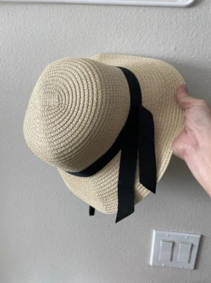 Le chapeau de paille fait la une des journaux des femmes uniques dans leur style - Photo 1/3
