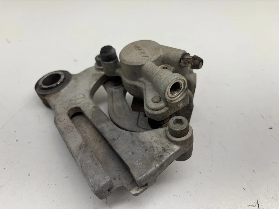 Yamaha YZ250 YZ125 1991 1992 OEM Nissin pinza de freno trasera montaje pastillas Foto 2 de 4