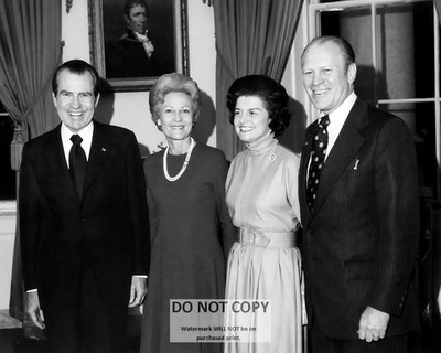 PRESIDENT RICHARD NIXON WITH REPRESENTATIVE GERALD FORD - 8X10 PHOTO (AA-008)