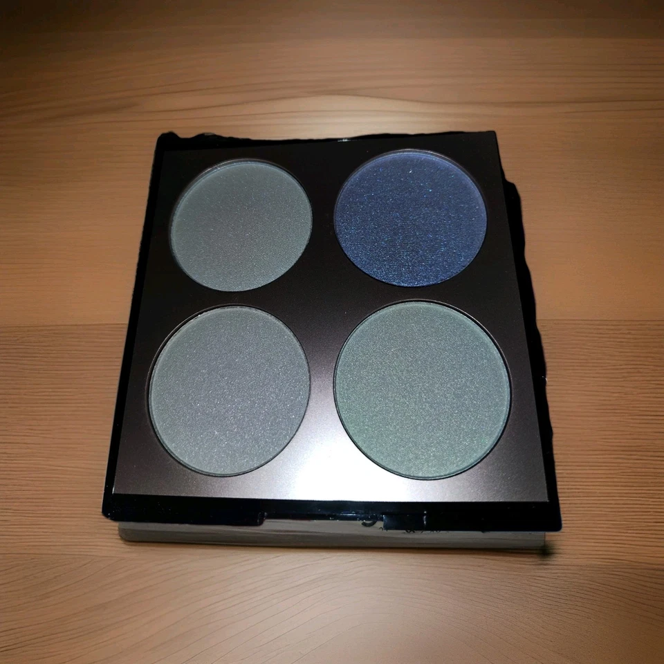 Paleta resaltadora y paleta resplandor luz luna Anastasia Foto 3 de 4