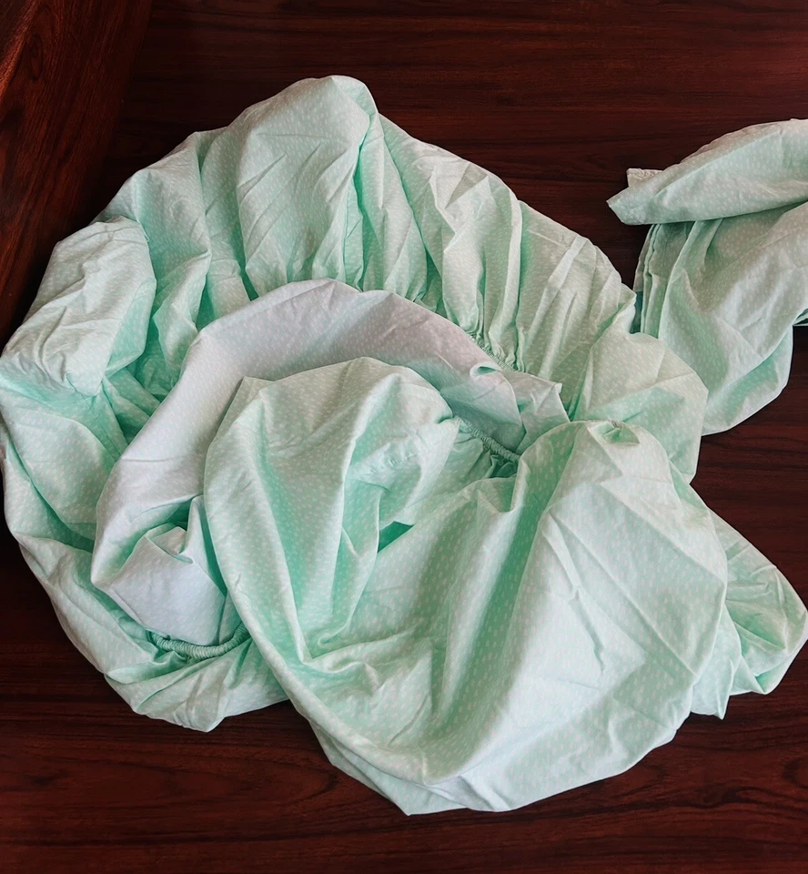 Juego de sábanas tamaño cuna poliéster Pillowfort puntos blancos sobre verde, niño pequeño Foto 2 de 4