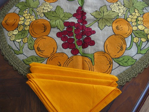 Vintage Embroidered Linen Tablecloth, Handmade & Four Napkins - Picture 2 of 4