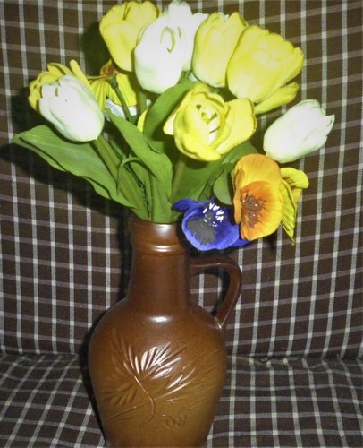 Braune Vase aus Keramik mit künstlichen Blumenstrauß Tulpen Stiefmütterchen - 第 1/4 張圖片