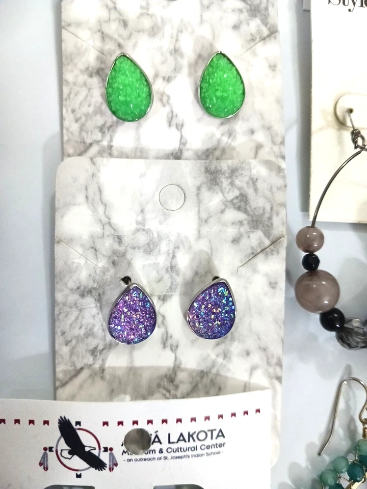 Pendientes 19 pares perforados. Peces, corazones, piedras, cuentas, calaveras. Obtienes todos los 19 Foto 2 de 4