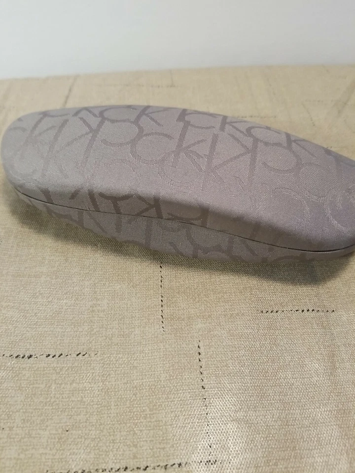 CALVIN KLEIN ÓCULOS CINZA PRATA / ESTOJO DE ÓCULOS DE SOL LOGOTIPO CK MONOGRAMA - Imagem 4 de 4