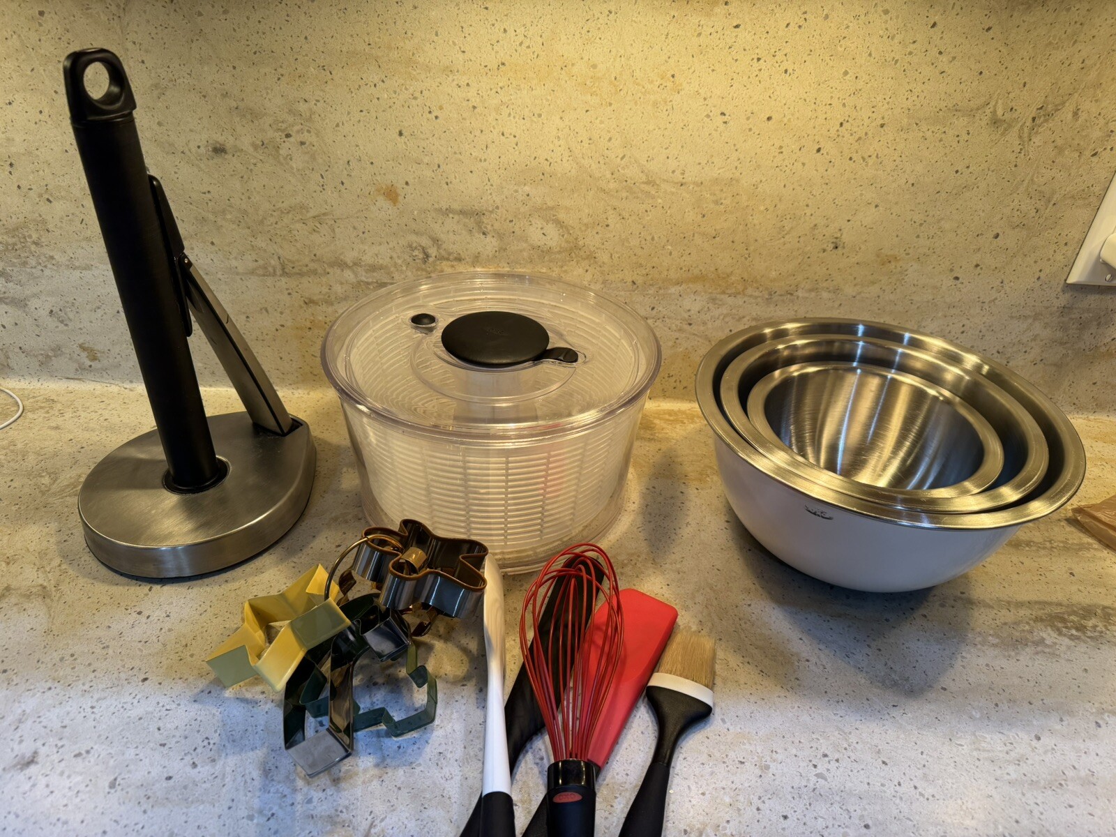 Oxo Salad Spinner Mixing Bowls with Paper Towel Holder-image