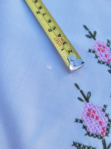 Vtg Oval Hand Embroidered Rose Tablecloth Cross Stitch Scalloped Edges ~86"×58" - Picture 5 of 5