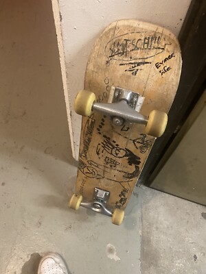 Stabiles Kryptonics Skateboard, gebraucht.      ist kapput aber noch fahrbar