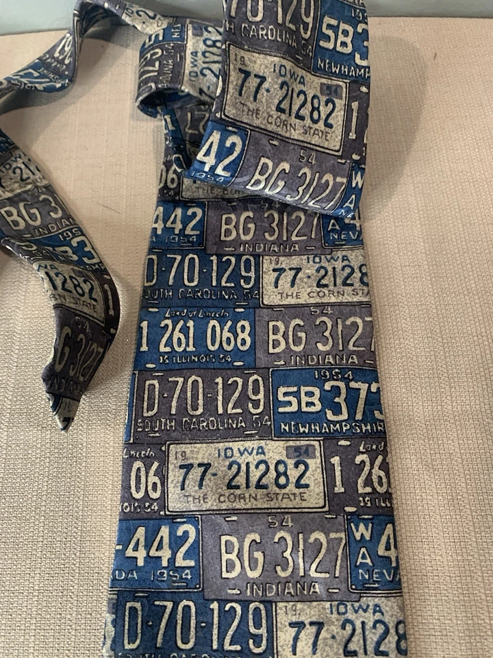 Corbata de coche vintage para hombre placas de matrícula corbata clásica Guess de George Marciano Foto 3 de 4