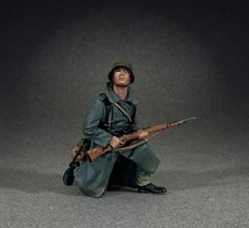 25235 - German Grenadier in Greatcoat Kneeling Looking Up - WWII - W. Britain